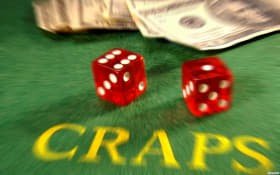 Dealer kasino langsung berinteraksi dengan pemain lewat streaming real-time di elang14