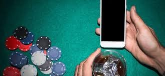 Pemain di Surabaya sedang mengakses taruhan olahraga sepak bola melalui smartphone mereka dengan nyaman